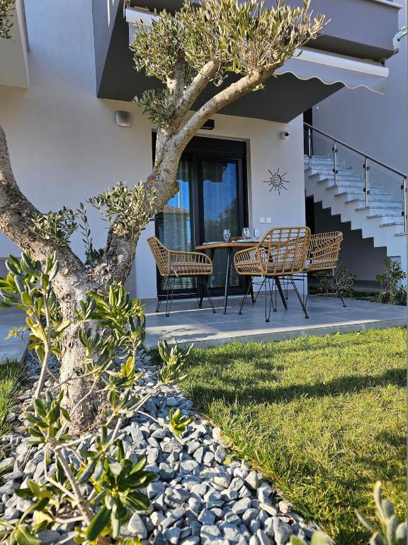 Helios Apartment with Pool Access in Erato Complex Paralia Ofriniou - Bed and Breakfast Ofrínion