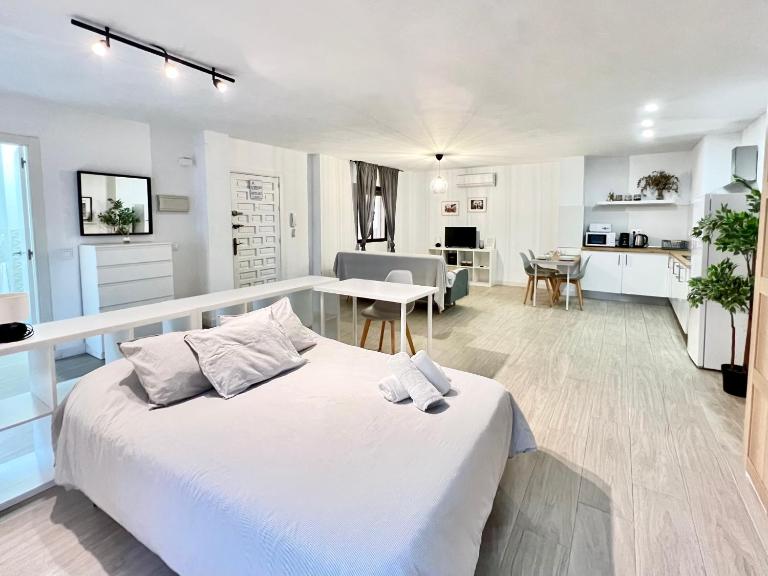 San Isidro City Center and Beach Studio Apartments - B&B Fuengirola