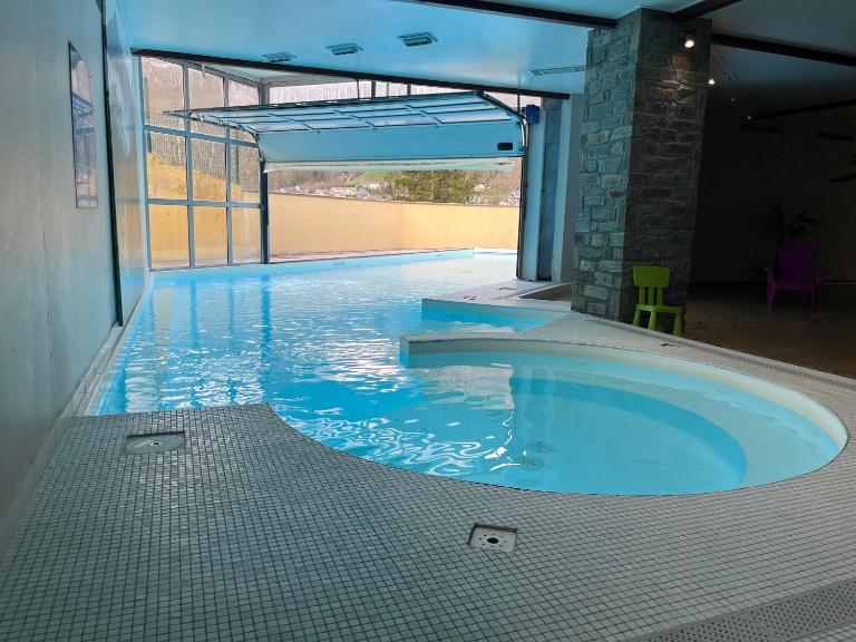 Appartement 2-4 personnes avec 1 chambre - Résidence les 100 lacs à Cauterets avec balcon et piscine chauffée - Chambres d'hôtes Cauterets