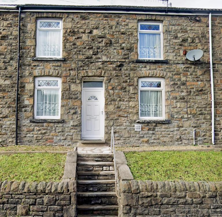 Bramble Cottage In The Wonderful Rhondda Valley by STAE-Homes - B&B Llwynypia