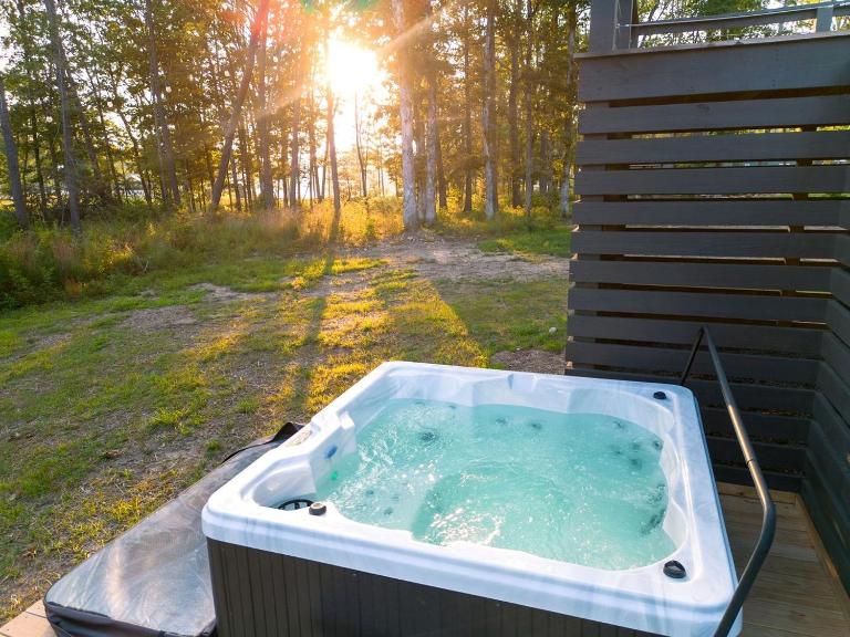 Delightful Cabin with Fire Pit and Hot-tub in Tracy City, Tennessee - Bed and Breakfast Tracy City