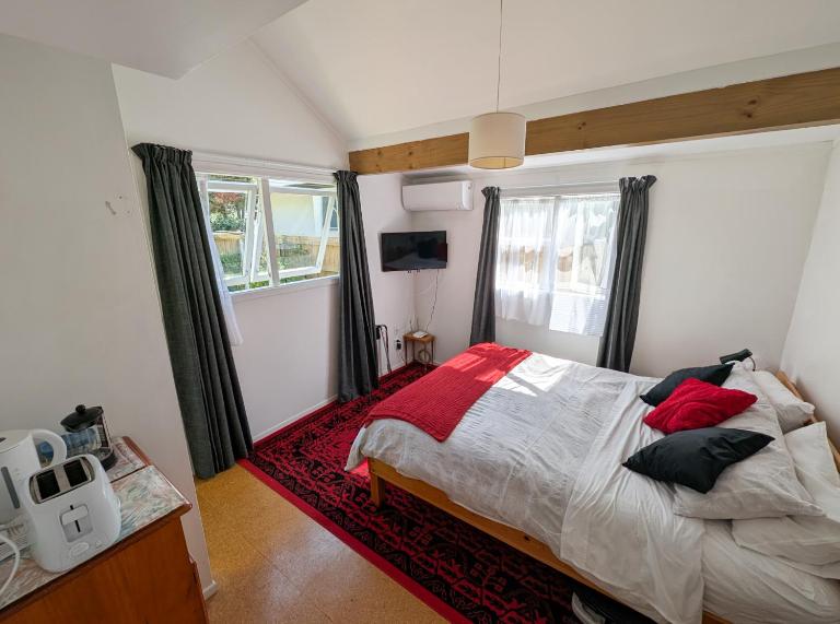 Songbird Sleepout with bathroom and mini kitchenette - B&B Hamilton