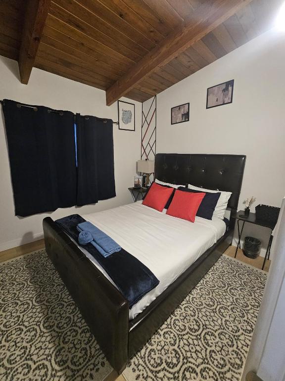 P&N Suites - DELUXE QUEEN ROOM- LONDON - Bed and Breakfast Edmonton