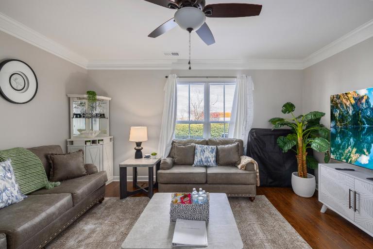 King and Queen Beds with a Gourmet Kitchen - B&B Charlotte