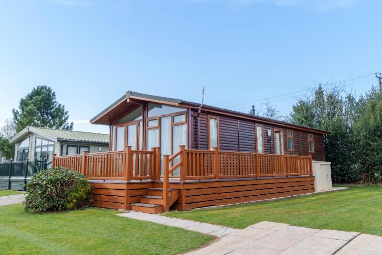Dove Lodge - Peak District Cabin - Bed and Breakfast Fenny Bentley
