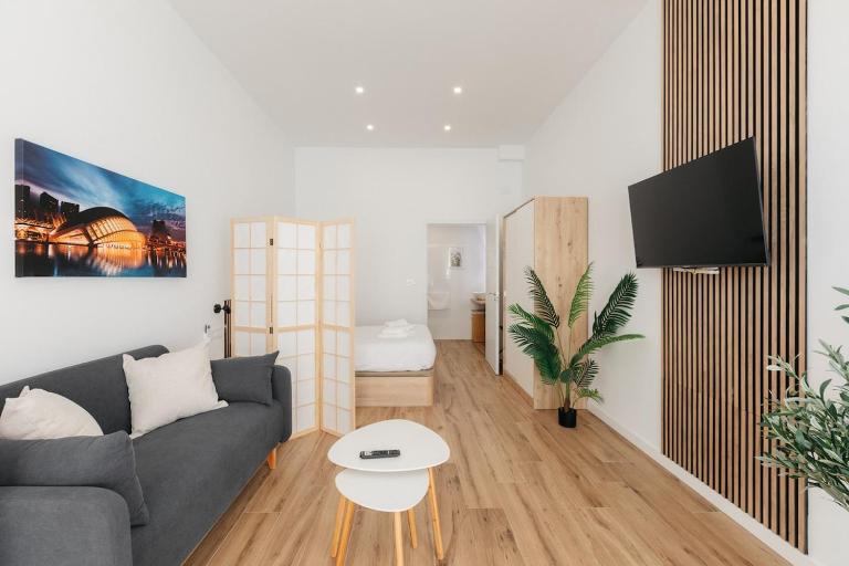 Stylish Studio with Easy Access to Valencias Best - B&B Valencia