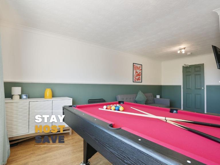 Stupton House, Large 3 Bed House that Sleeps 8 with Full Size Pool Table & FREE Parking - Hosted by Stay Host Save - Bed and Breakfast Braywoodside