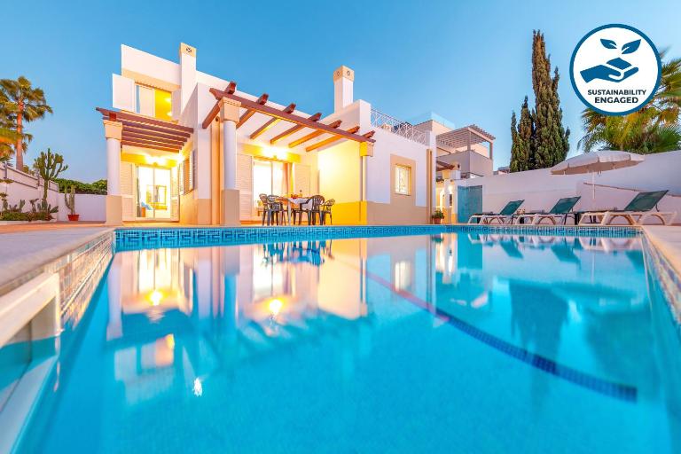Villa Azzurra - com piscina e ping pong em Albufeira - Bed and Breakfast Albufeira