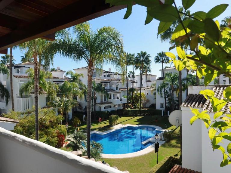 2 Bedroom Apartment Pool Views - Los Naranjos Marbella - Bed and Breakfast Marbella