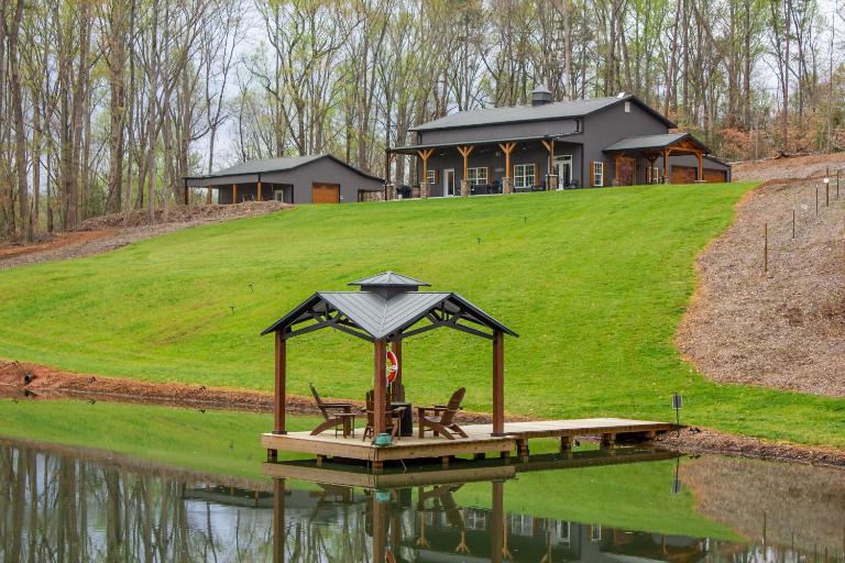 Family-Friendly Barndominium Near Greenville! - Chambres d'hôtes Easley