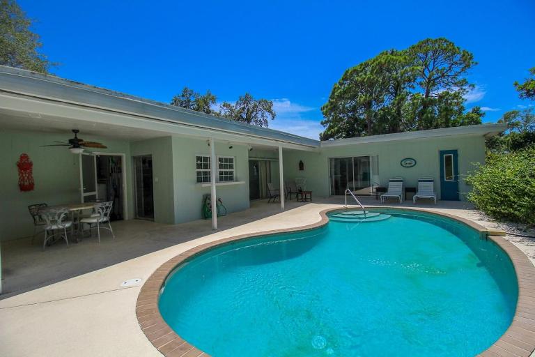 Beautiful 3 BR pool home minutes from Siesta Key - Blue Dolphin - Chambres d'hôtes Sarasota