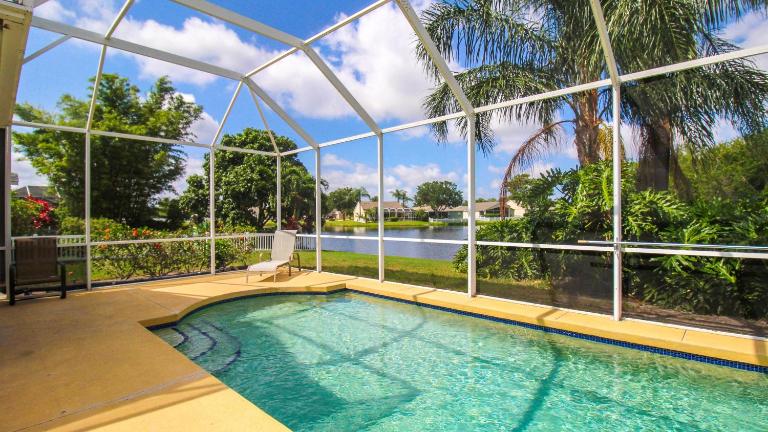 Sabal Harbour pool home with lake views - Harbour Happiness - Chambres d'hôtes Bradenton
