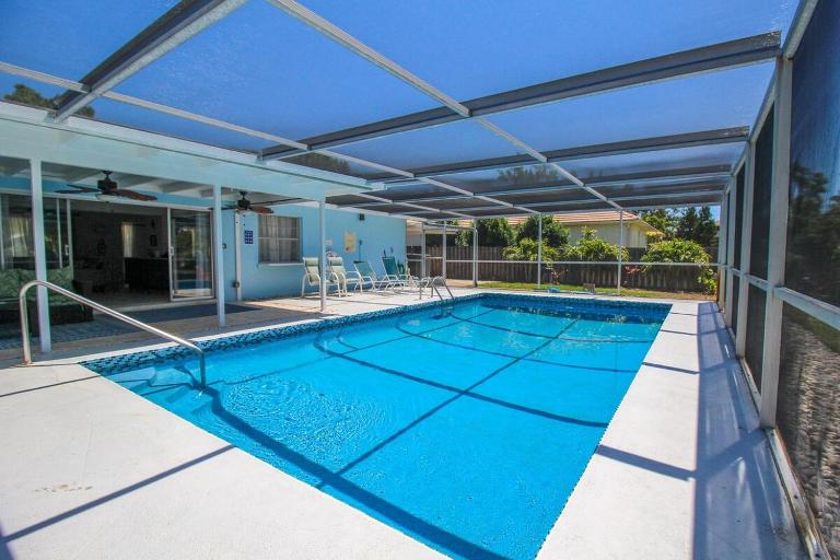 Stylish 3BR Pool Home near Siesta Key - Ferienwohnung Sarasota