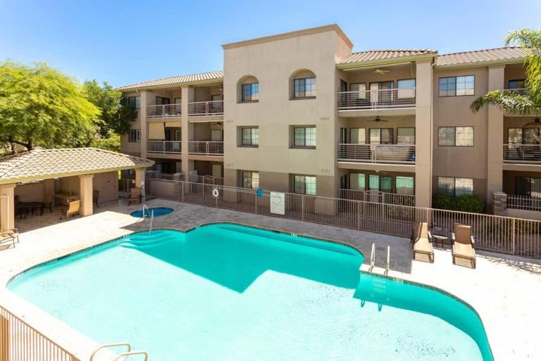 Saguaro Sunrise -Luxe Condo with Balcony & Pool - Chambres d'hôtes Scottsdale