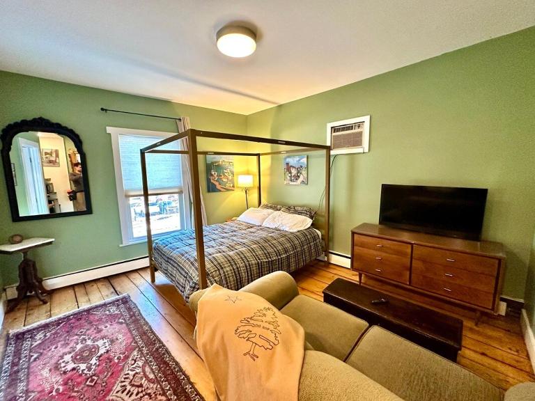 The Downtown Downeast Room - B&B Portland