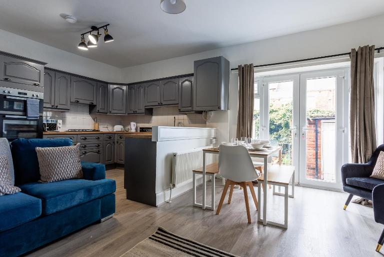 Gateshead 4 BR Home for Serenity Stay - Chambres d'hôtes Gateshead