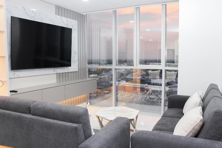 Depa de 3 habitaciones, piso alto, vista a la ciudad, piscina y gym - B&B Samborondón