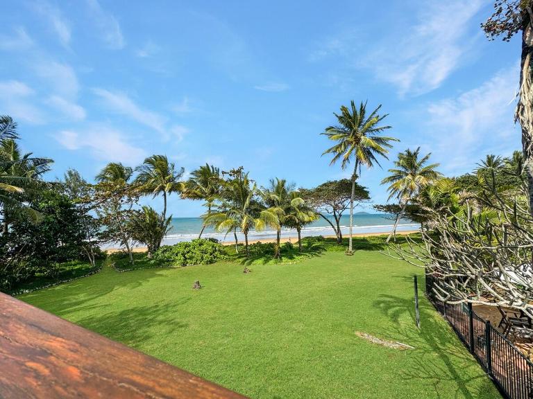 Wongalinga Beachfront Apt 1 - Bed and Breakfast Mission Beach