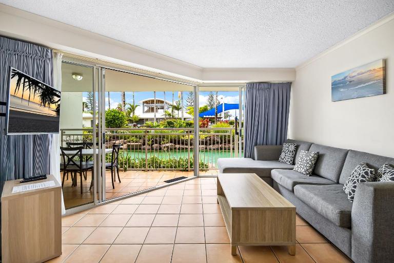 3 bedroom swim out apartment, right on the pool in Alexandra Headland , across from the beach - B&B Alexandra Headland