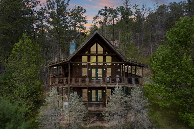 Cozy Cabin with views, hot tub, fishing pond, and game room - B&B Sevierville