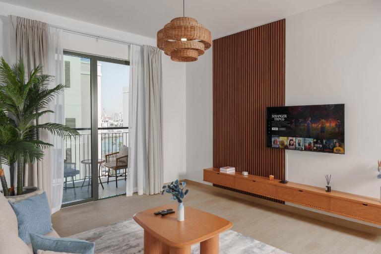 High-End Luxury 1BR in Port De La Mer near J1 Beachfront, Dubai - Bed and Breakfast Dubai