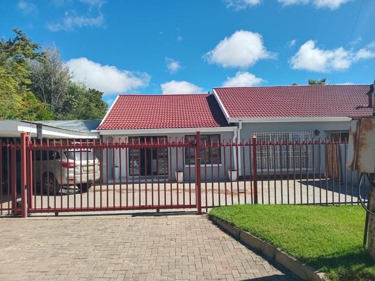 10 on Earl Haig Street - B&B Colesberg