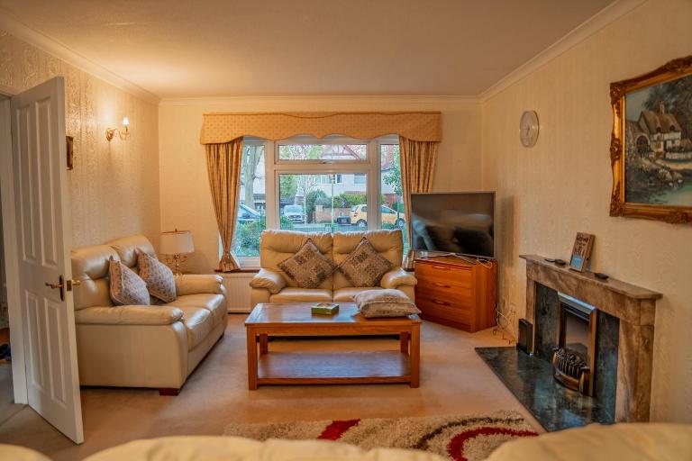 Farnborough Stay - 5 Bedrooms - Chambres d'hôtes Farnborough