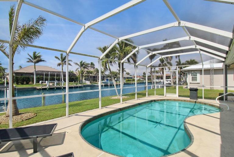 Chic & modern canal-front retreat with private pool - Azure Tides - Bed and Breakfast Punta Gorda