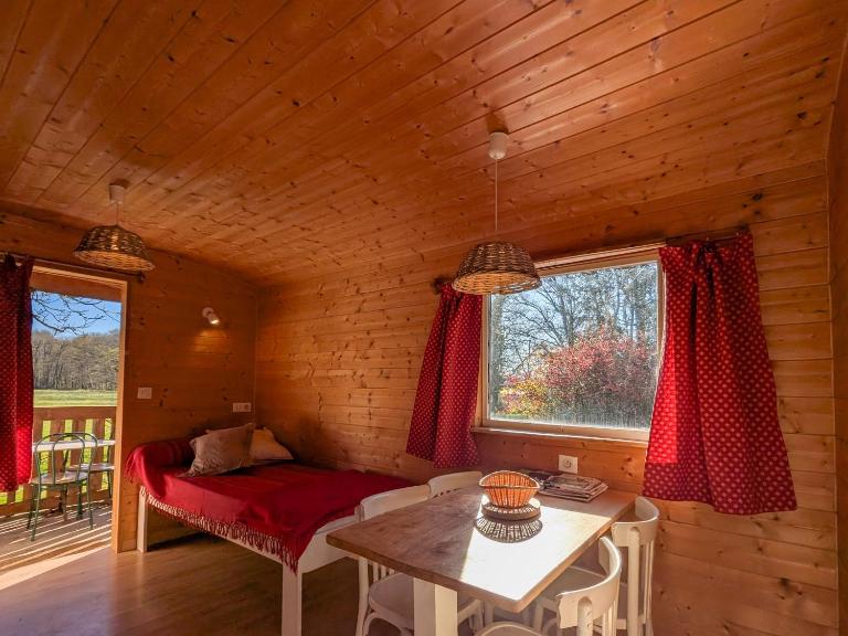 **Roulotte cosy avec piscine, pétanque et jardin près de la maison de George Sand** - FR-1-591-77 - B&B Mouhers