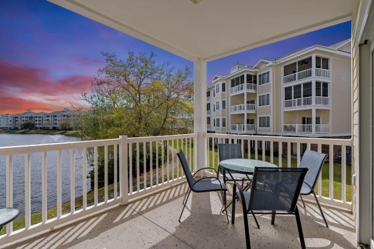 Magnolia Lake Waterfront Stay Unit 204 - Chambres d'hôtes Myrtle Beach