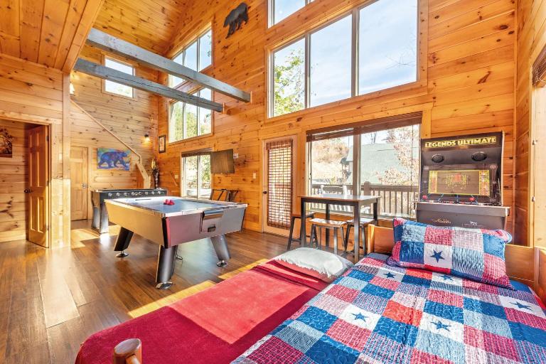 Blue Bear Lodge near Dollywood! 1 mile off PKWY Community Pool Hot tub Game Rm - B&B Pigeon Forge
