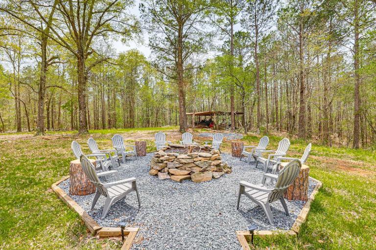 Fall & Football Vibes: Titus Retreat w/ Game Room - Bed and Breakfast Titus