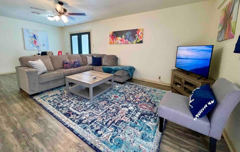 Cheerful Watercolors in 2BR Cottage - B&B Port Neches