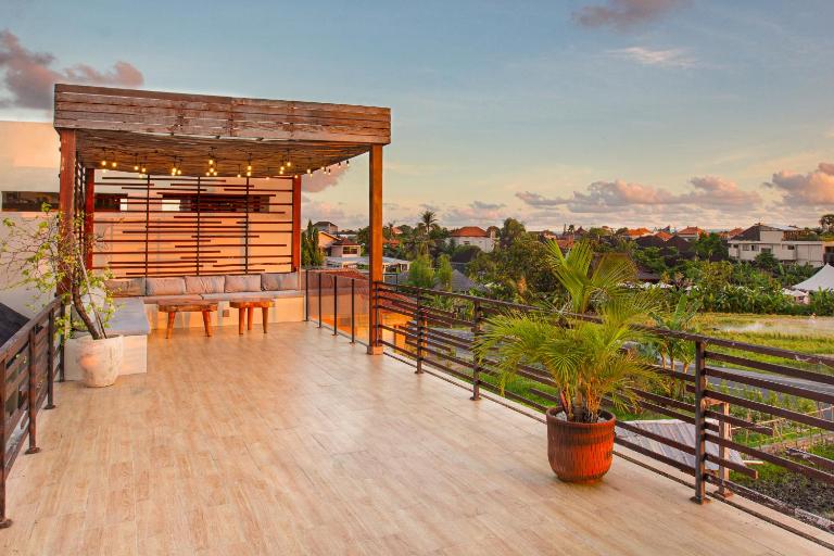 Villa Melko Stylish 4BR Villa with Pool & Rooftop Lounge - B&B Canggu