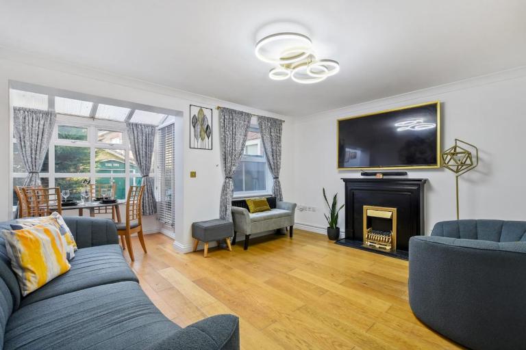 5 Min to Heathrow & Uxbridge Station with Parking - Bed and Breakfast Hillingdon