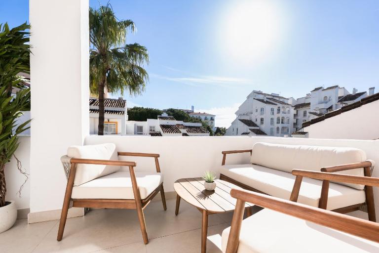 4BR Penthouse w Pool & Parking 500m from the Beach - B&B Marbella
