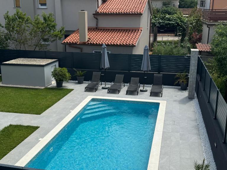 Leneda Apartments with pool - Bed and Breakfast Pula