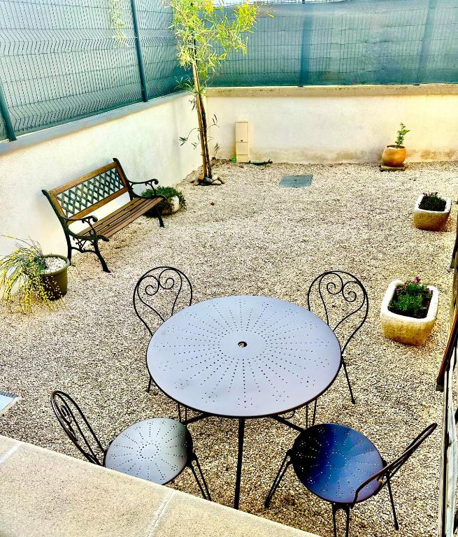 Appartement cosy avec cour privée & terrasse Calme idéal couples familles - Ferienwohnung Cavaillon