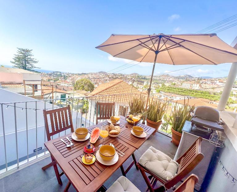 The Luzia House - sunny 4BR Villa with gardens, terraces, AC, on-site parking - Ferienwohnung Funchal