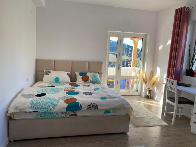 Bright & Cozy Room with Balcony - B&B Corovode