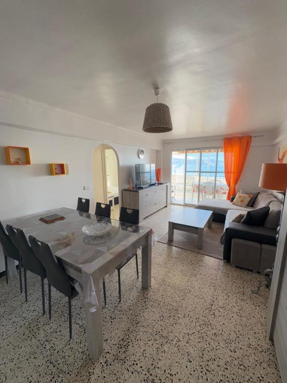 Holidays Karina Vue Mer 2 chambres - B&B Empuriabrava