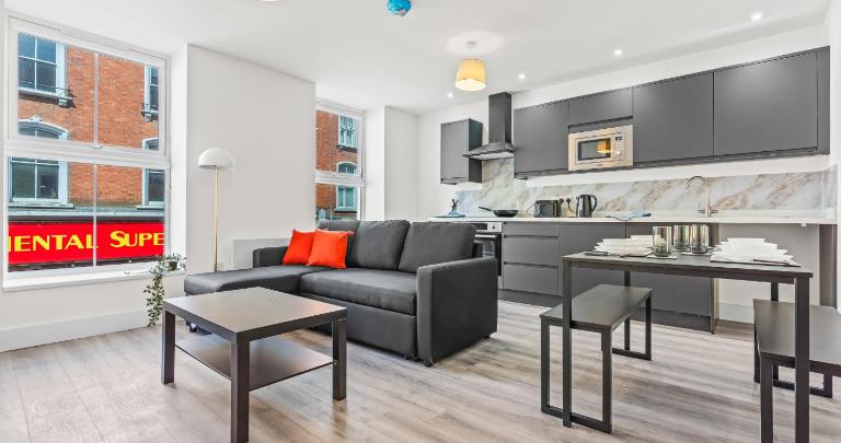 1BR Apartment with Sofa Bed I Prime Town Centre Location I Gold St D-Lux, Modern Amenities, Walk to Train, Bus Stations, Shops & Cafés I Leisure and Business Stays Welcome MULTIPLE UNITS AVAILABLE - B&B Northampton