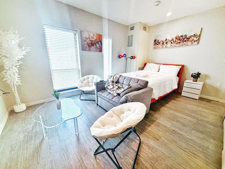 Zesty Orange Abode (438) - B&B Des Moines