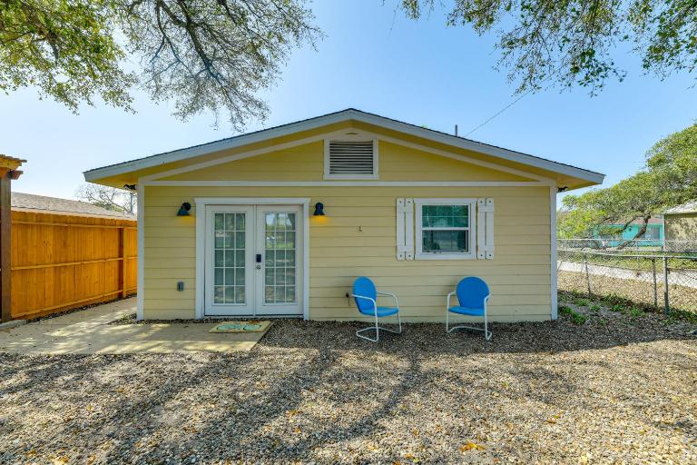Walk to Pier & Dining: Central Rockport Cottage - B&B Rockport
