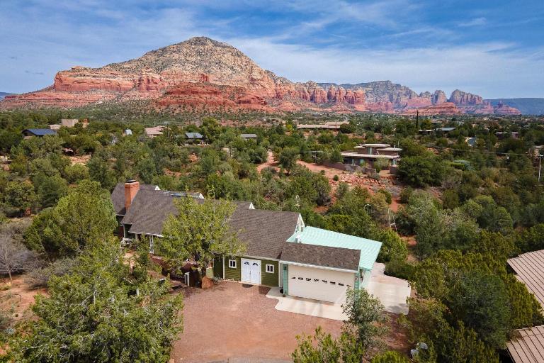 Sedona Hilltop Retreat Deck with Red Rock Views - B&B Sedona