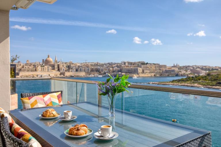 The Golden Mile Luxury Seafront Apartment in Sliema - B&B Sliema