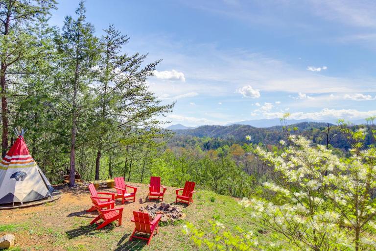 Camp Themed Sevierville Cabin w/ Hot Tub + Teepee! - B&B Sevierville