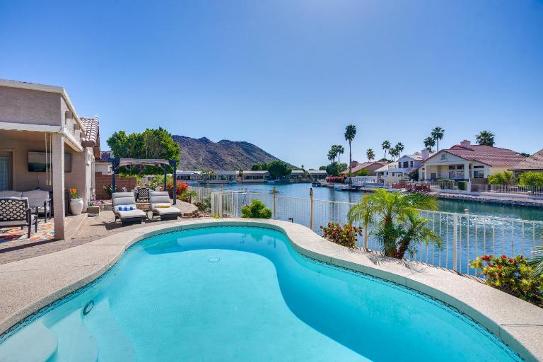Lakefront Home w/ Outdoor Oasis in Glendale! - Chambres d'hôtes Peoria