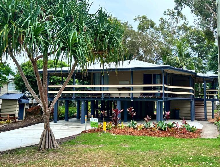 A Yearenda - Water Views -3BR - Steps to the Beach - Bed and Breakfast Burrum Heads