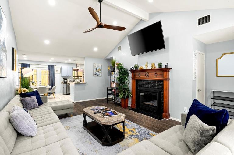 5BR Retreat with Game Room, Hot Tub & Big Yard - Sleeps 16 - 15 min to DT - Ferienwohnung Austin